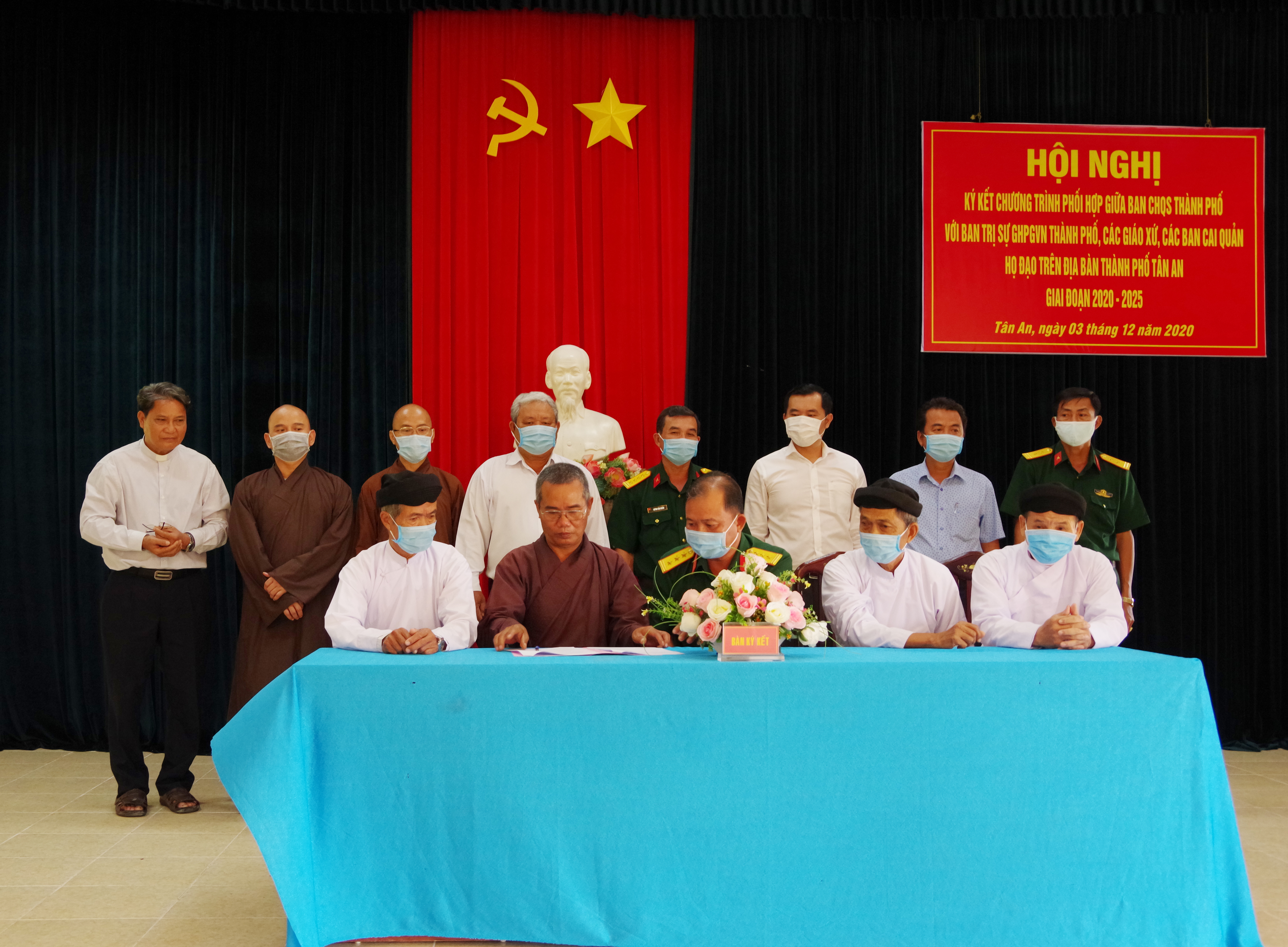 Gắn kết, thân thiện với đồng bào tôn giáo         